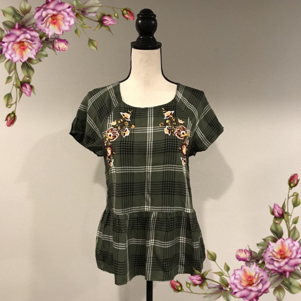 Plaid embroidered floral short sleeve top